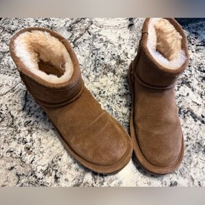Women’s Size 8 Bearpaw Ankle boots
